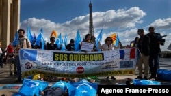 2019年3月5日,法国的维吾尔人在埃菲尔铁塔广场附近抗议中国对他们的迫害。