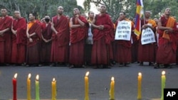 流亡新德里的藏人僧侣举行烛光守夜活动,支持处于困境中的藏族同胞