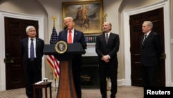 美国总统唐纳德·特朗普在白宫宣布台湾积体电路制造公司将在美国新增1000亿美元投资,左1为台积电公司董事长及首席执行官魏哲家。(2025年3月3日)