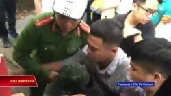 Dân biểu tình bị giải tán trong ngày Quốc hội khai mạc Dân biểu tình bị giải tán trong ngày Quốc hội khai mạc