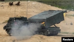 英国M270远程多管火箭炮系统在拉脱维亚参加实弹军演。(2022年5月27日)