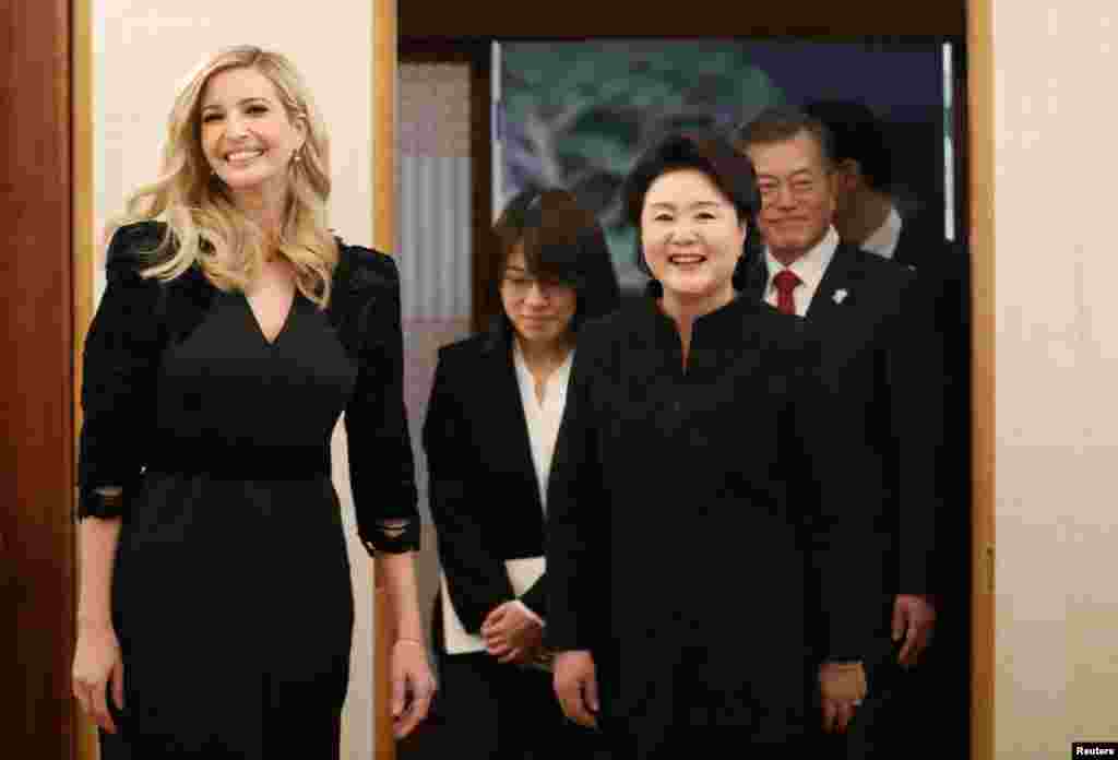 2018年2月23日,韩国总统文在寅及其夫人 金正淑和白宫顾问、美国总统特朗普的女儿伊万卡·特朗普在韩国首尔的总统府青瓦台准备共进晚餐。 伊万卡说: “能跟美国代表团一起到韩国是莫大的荣幸。我们很高兴能在2018冬奥会上为美国队加油,并且重申我们将坚守对韩国长久以来的承诺。 ”