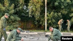 对普京有关键影响力的俄罗斯极端民族主义理论家亚历山大·杜金的女儿达莉娅·杜金纳(Darya Dugina),星期六(8月20日)夜里在莫斯科城外被疑似汽车炸弹炸死。调查人员在爆炸现场收集废片和证据。