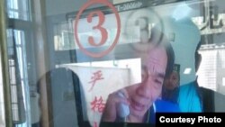 广州区伯通过视频与探望网友交谈(网友微博图片)