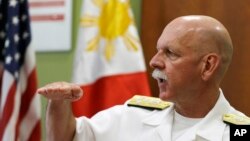 美国太平洋舰队司令、海军上将斯科特·斯威夫特在马尼拉接受媒体采访。(2017年7月17日)