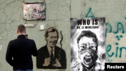 李文亮成为走出中国的一道独特风景线。图为捷克布拉格市一堵墙上张贴着中国武汉眼科医生李文亮的遗像。(路透社2020年3月13日资料照)