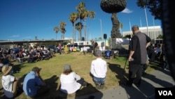 在核爆覃状云雕塑下的群众(美国之音国符拍摄)