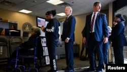 美国总统拜登在特拉华州他家居住地选区的提前投票站里排队投票。(2024年10月28日)