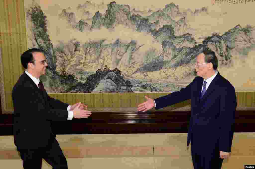 2018年3月23日,菲律宾外交部长艾伦彼得卡耶塔诺(左)与中国国家副主席王岐山在北京中南海会面。这是王岐山第一次以国家副主席身份参加外事活动。他没有出席“中国发展高层论坛2018年会”,不过有未经证实的消息说,他同与会的几位美国大公司高官有会晤。