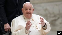 资料照片:罗马天主教教宗方济各抵达梵蒂冈的教宗保禄六世大厅,参加每周的公开接见。(2025年1月22日)