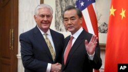 Ngoại trưởng Hoa Kỳ Rex Tillerson (T) bắt tay cùng Ngoại trưởng Trung Quốc Vương Nghị.