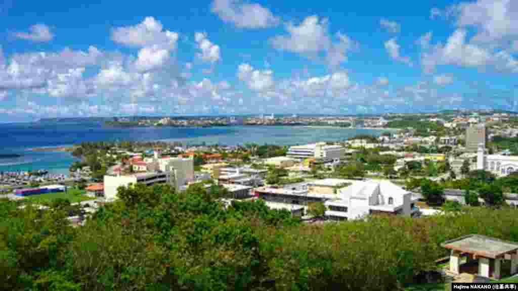 关岛首府阿加尼亚( Hagatna, in Guam)。西班牙在1565年宣称拥有关岛。1898年,在美西战争中,关岛成为美国领地。二战期间,日本占领关岛大约两年半。1950年,国会通过法案,将关岛定为美国“非合并建制领土”。关岛享有有限自治,有民选总督、小型议会,并向美国众议院派出一名无表决权的代表。关岛居民不缴纳美国联邦所得税,也不参加美国总统大选。本岛居民一出生即为美国公民。