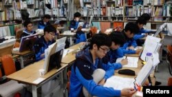 参加ACT考试的韩国学生。(资料照)