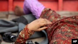 Thi thể một nạn nhân vụ lật phà trên sông Maghna, ngày 8/2/2013.