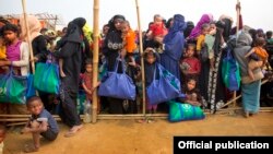 Những người Rohingya đang xếp hàng chờ nhận thức ăn tại một trại tị nạn thuộc Bangladesh.