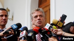 资料照:德国大使克里纳在加拉加斯的一次记者会上讲话,他身边是委内瑞拉反对派领袖瓜伊多。(2019年2月19日)