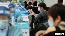 北京市海淀区的医护人员正在给居民接种新冠病毒疫苗。(2021年1月8日)