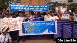 Người dân Việt xuống đường biểu tình tưởng niệm các chiến sĩ đã hy sinh trong trận hải chiến ở Gạc Ma.