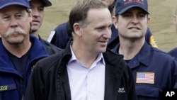 新西兰总理约翰·基(中)(资料照)