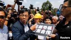 香港立法会议员何君尧在与反送中抗议者进行辩论。(2019年8月12日)