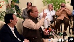 巴基斯坦穆斯林联盟发布的图片显示,下台的总理谢里夫纳瓦兹·谢里夫对党员们讲话(2017年3月29日)