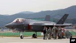 参加首尔国际航空及防务展的一架美国F-35隐形战斗机。（2017年10月16日）