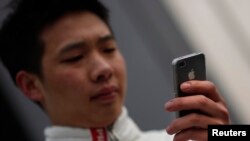 上海市中心一路人边走边看苹果手机