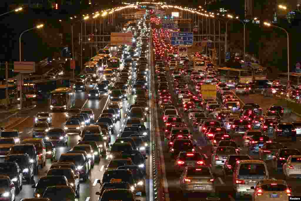 2018年9月29日,中国国庆“黄金周”假期前,北京中央商务区的高速公路上堵车。