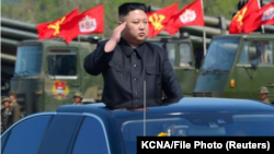 朝鲜领导人金正恩在朝鲜军队建军日检阅军队。(2017年4月25日)