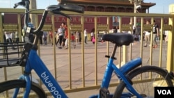 六四28周年前夕,北京天安门前的“小蓝共享单车”。(美国之音叶兵拍摄)