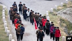 朝鲜工人参观白头山后排队下山。(2018年8月18日)