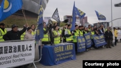 第92届国际刑警组织大会于11月4日至7日在英国格拉斯哥举行,来自世界各地的中国异议人士在会场外举行了大规模抗议活动,反对中国政府滥用国际刑警组织进行跨国镇压。(活动组织方提供)