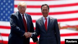 资料照片:美国总统特朗普和台湾富士康董事局主席郭台铭在威斯康辛州富士康工厂的动工仪式上(2018年6月28日)