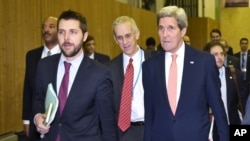 美国国务卿克里与白宫高级顾问布莱恩·迪斯(左)在巴黎气候会议期间前去会晤法国外长。(2015年12月10日)