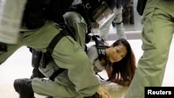 香港警察星期天(11月3)在大埔超级城内拘捕一名示威者。路透社
