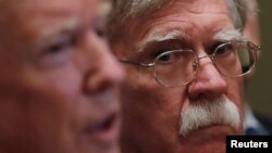 Tổng thống Donald Trump và cố vấn an ninh quốc gia John Bolton tham dự buổi thuyết trình của các giới chức quân sự cao cấp tại Tòa Bạch Ốc ngày 9/4/2018.