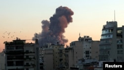 贝鲁特冒起的浓烟,真主党的灯塔电视台说,这是以色列越境空袭造成的。(2024年9月27日)