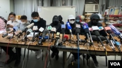 12港人关注组联同多名被控组织及偷越边境罪的港人家属12月28日晚召开记者会,他们担心深圳盐田法院以”择期宣判”等理由,无限期拖延释放12港人的日期。 (美国之音/汤惠芸)