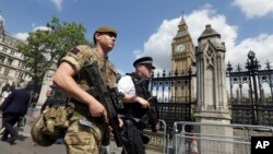 军人和警察在伦敦的威斯敏斯特地区巡逻(2017年5月24日)