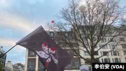 “对专制说不”:抗议者在寒风中高喊口号,展示国际社会对香港民主斗争的支持。(李伯安/美国之音)