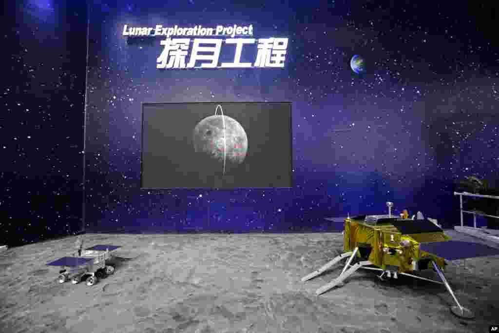 2018年 11月7日,在中国广东省珠海市举行的第12届中国国际航空航天博览会展出的 “鹊桥”中继卫星和嫦娥四号月球探测器的模型。 科学家们说,在月球背面着陆之所以难是因为在着陆过程中月球会阻断航天器与地球的直接通讯。中国此次先发射了“鹊桥”中继卫星,利用这个卫星作为连接嫦娥四号与地球的桥梁,但这期间仍有延时,需要航天器具备一定的自主能力。