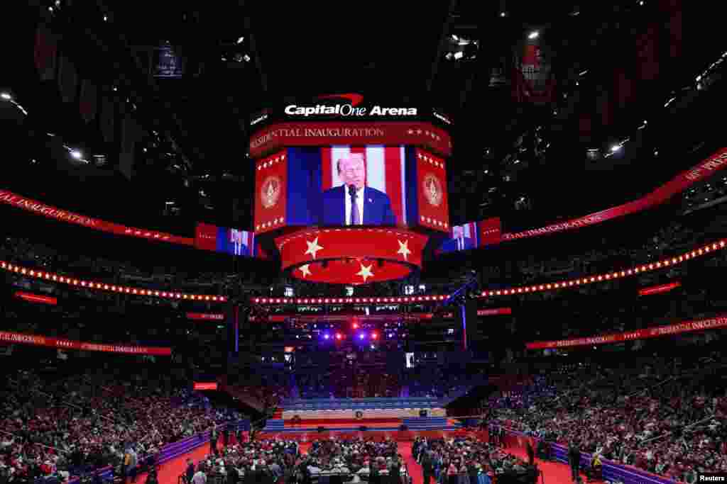 2025年1月20日,美国总统唐纳德-特朗普(Donald Trump)出现在在首都第一资本体育馆(Capital One)举行的室内集会上的屏幕上