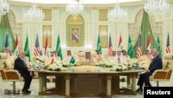 美国国务卿蒂勒森、沙特国王萨勒曼和伊拉克总理阿巴迪参加了在利雅得举行的沙特阿拉伯与伊拉克协调委员会首次会议。(2017年10月22日)