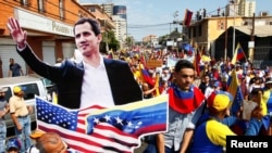 委内瑞拉马拉开波,反对派支持者手持委内瑞拉反对派领袖瓜伊多的纸板,参加反对总统马杜罗政府的集会。(2019年2月12日)