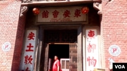 加尔各答老中国城,李老伯打开东安会馆的大门。(美国之音朱诺拍摄,2016年10月17日)