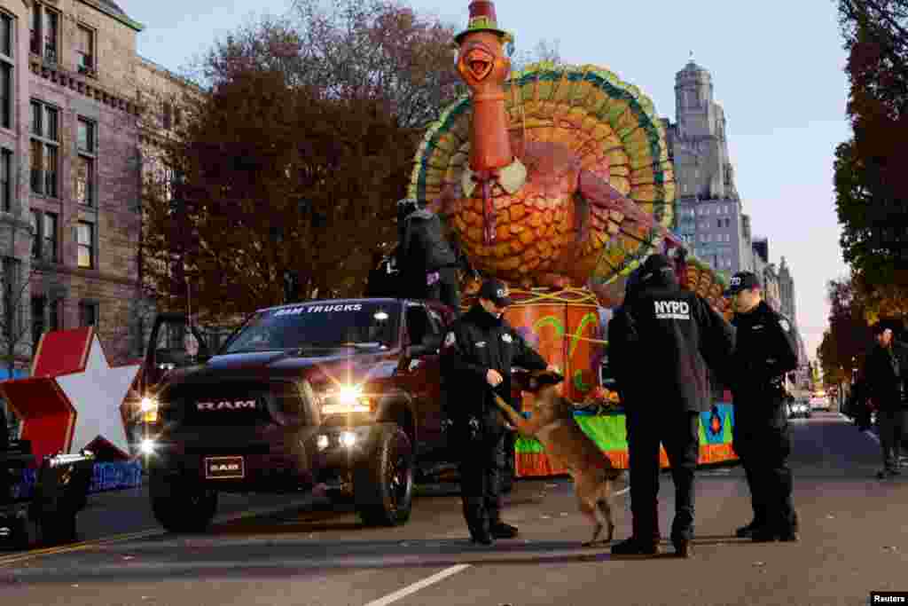 在纽约梅西感恩节大游行开始之前,纽约部署了大量警力,防止恐怖袭击(2017年11月23日)