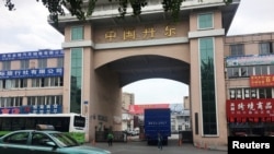 图为朝鲜装满货物的卡车准备通过友谊桥返回朝鲜(2018年6月12日)