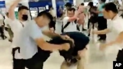 2019年7月21日香港元朗,白衣者袭击反送中游行群众与路人。