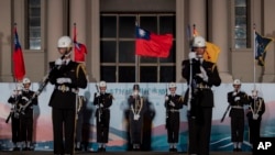 资料照片:台湾总统府公布的照片显示军人在台北举行升旗仪式。(2023年1月1日)