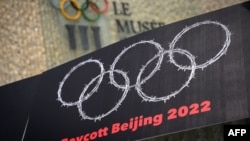 西藏新疆活动人士在洛桑用铁丝网编织奥运圆环抗议中国2022年主办北京冬奥会（法新社2021年6月23日）